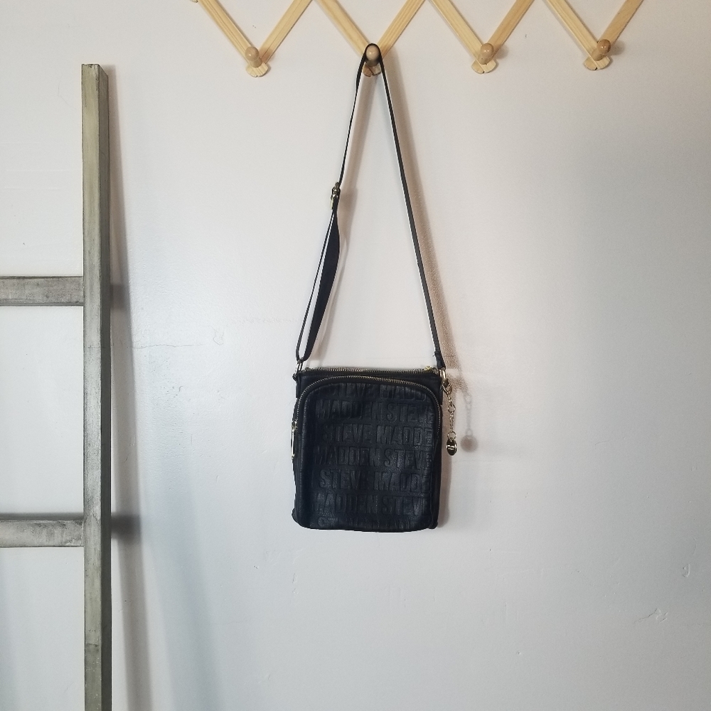STEVE MADDEN CROSSBODY PURSE BLACK AND GOLD MULTI POCKETS